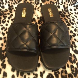 ☀️🩴 NWT - Never Worn Black Qupid Slip On Sandals